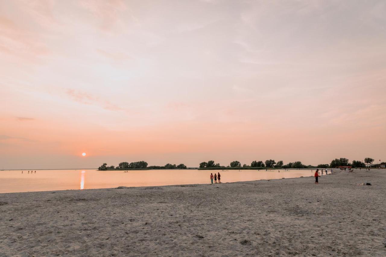 Stijlvol Appartement Op Strand Makkum Bagian luar foto