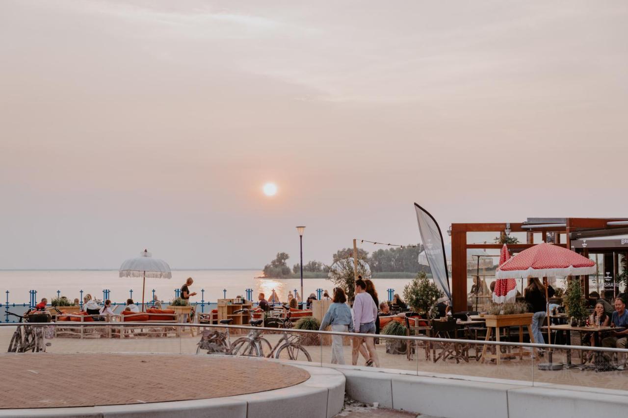 Stijlvol Appartement Op Strand Makkum Bagian luar foto